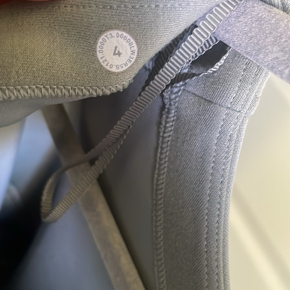 Lululemon Twist Back-to-Front Pullover
Green Fern-flawed - Picture 8 of 8